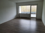 Wohnzimmer - Modernisierte 4-Zimmer-Erdgeschosswohnung mit Balkon!